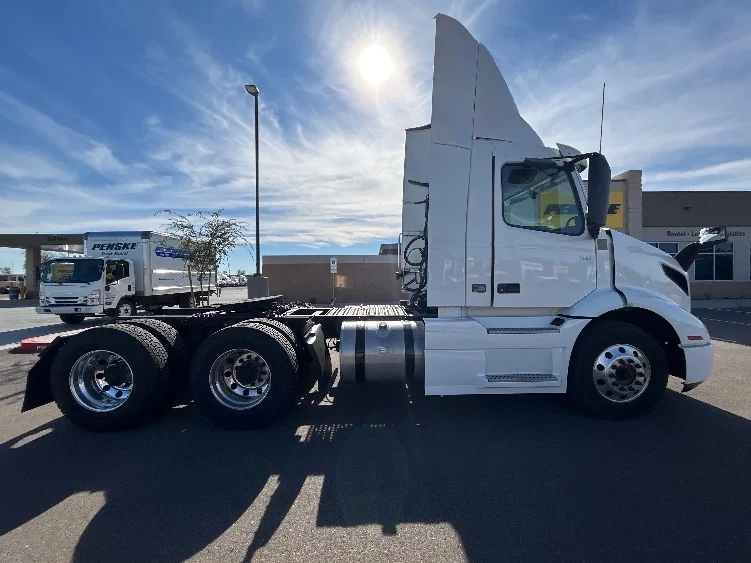 2021 Volvo VNR 640 - image 8