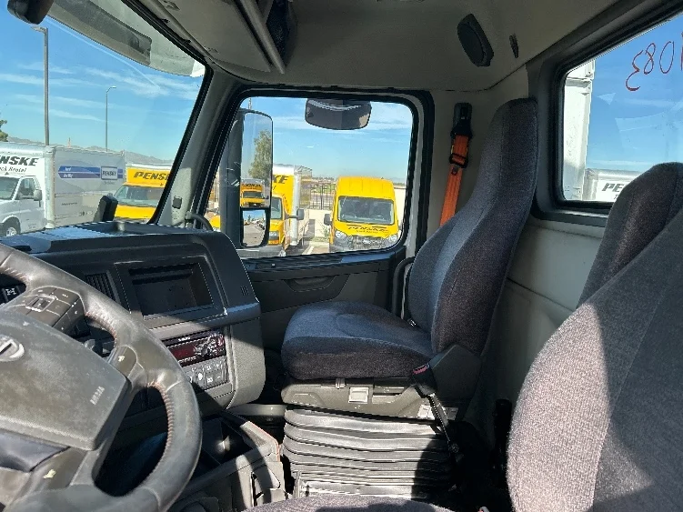 2021 Volvo VNR 640 - image 10