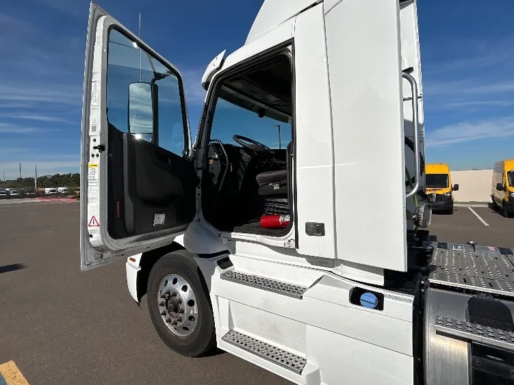 2021 Volvo VNR 640 in Phoenix, AZ — photo 9