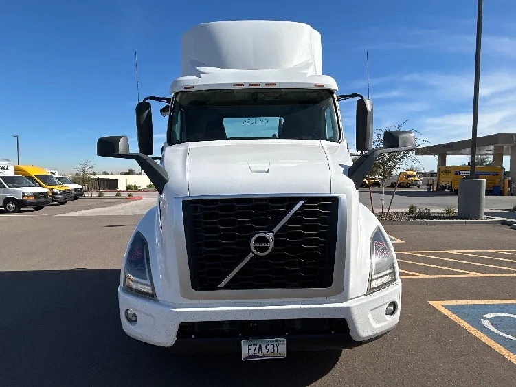 2021 Volvo VNR 640 in Phoenix, AZ — photo 2