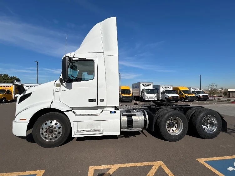 2021 Volvo VNR 640 in Phoenix, AZ — photo 4