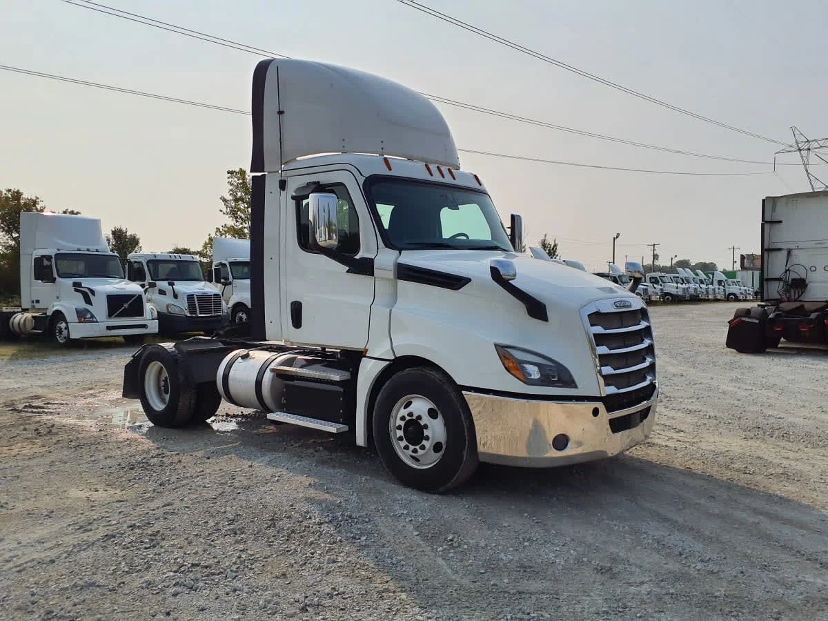 2019 Freightliner Cascadia in Indianapolis, IN — photo 3