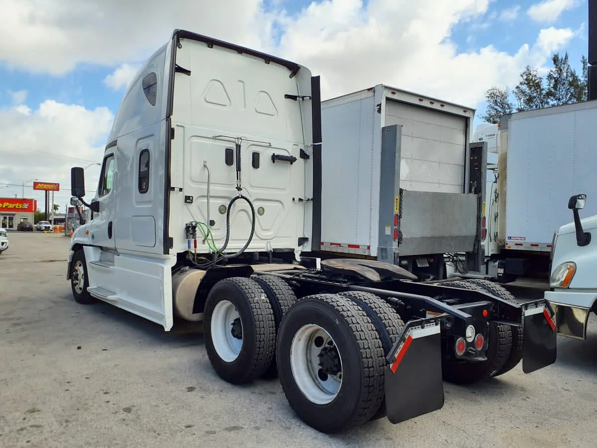 2017 Freightliner Cascadia - image 6