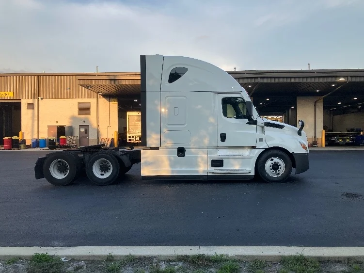 2020 Freightliner Cascadia in Tampa, FL — photo 8