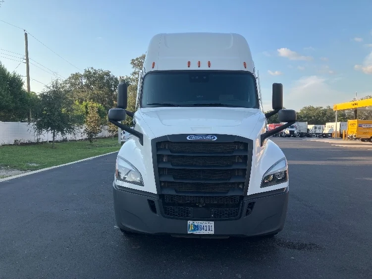 2020 Freightliner Cascadia in Tampa, FL — photo 2
