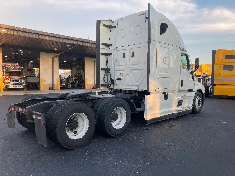 2020 Freightliner Cascadia in Tampa, FL — photo 7
