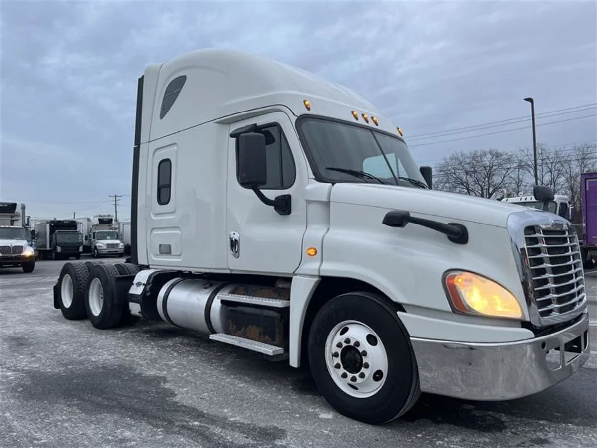 2018 Freightliner Cascadia - image 3