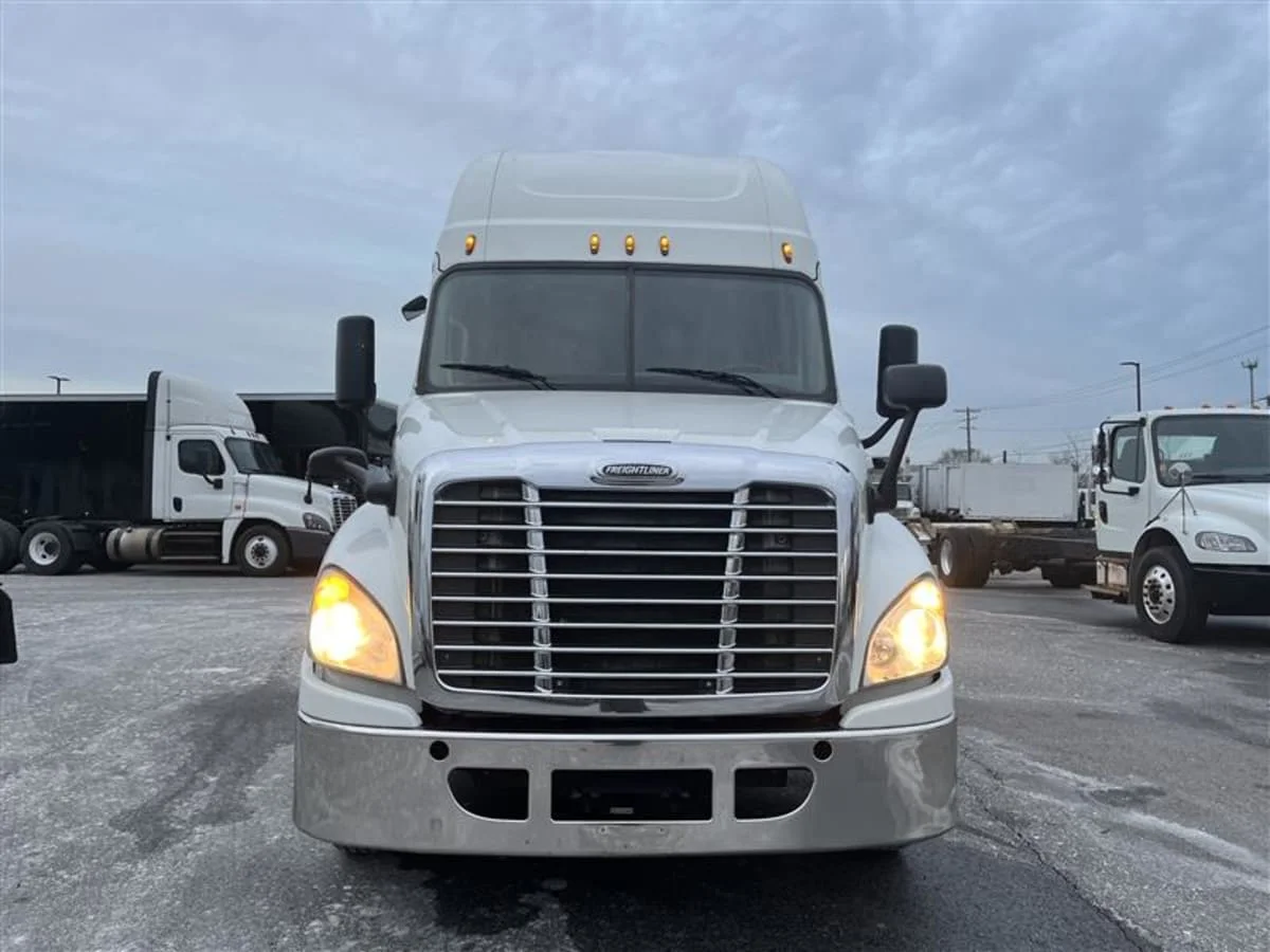 2018 Freightliner Cascadia - image 2