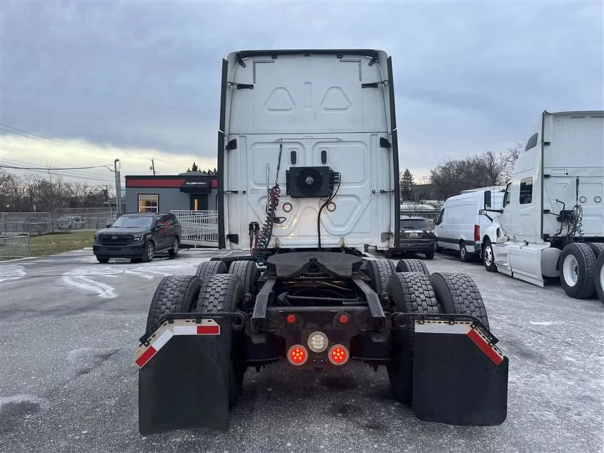 2018 Freightliner Cascadia - image 5