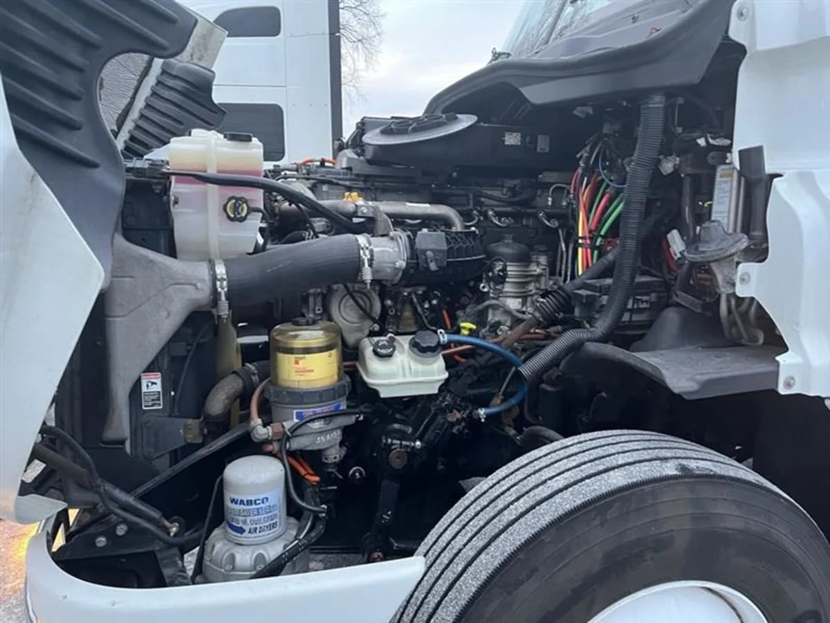 2018 Freightliner Cascadia - image 9