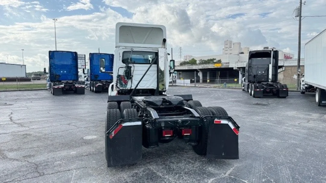 2018 International LT - image 7