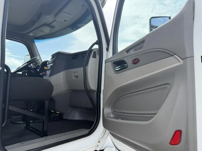 2020 Peterbilt 579 — photo 23