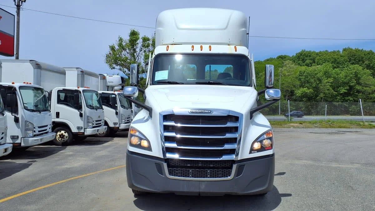 2021 Freightliner Cascadia in Salisbury, MA — photo 2