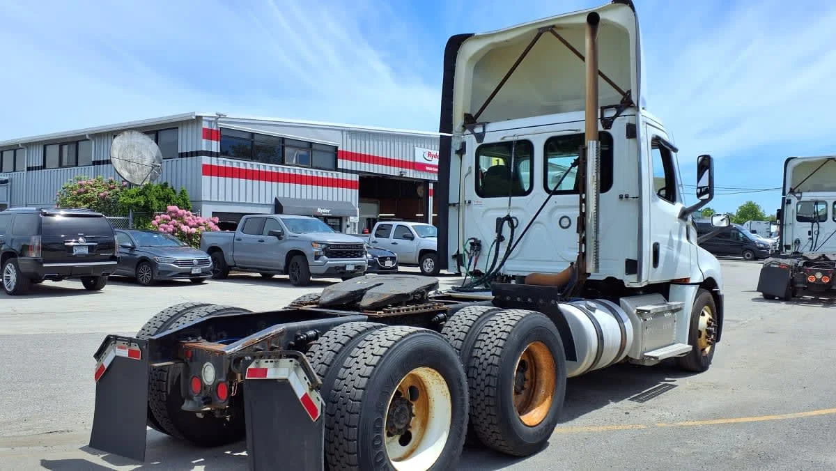 2021 Freightliner Cascadia in Salisbury, MA — photo 4