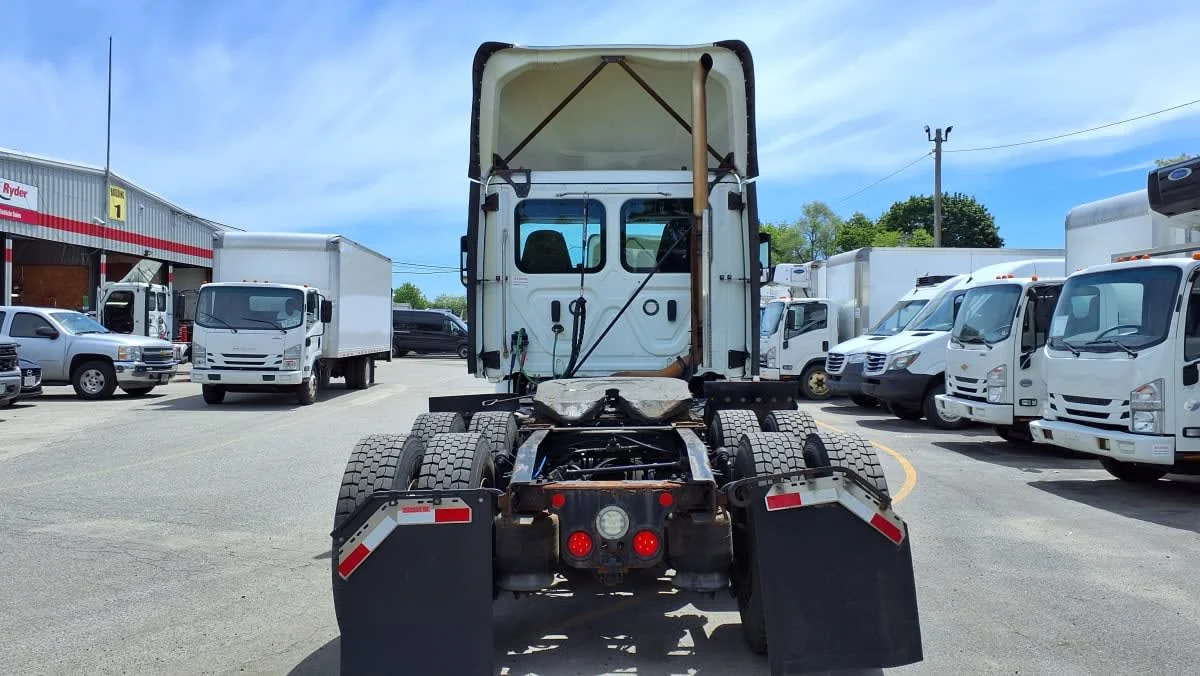2021 Freightliner Cascadia in Salisbury, MA — photo 5