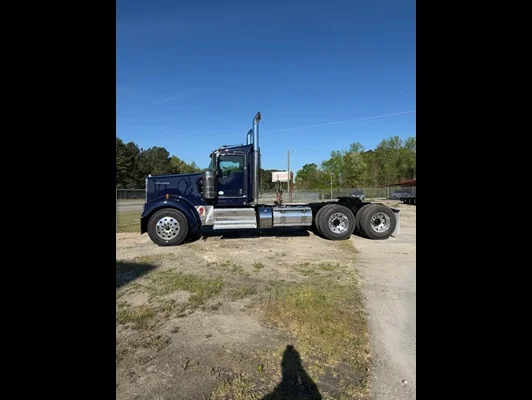 2027 Kenworth W900 in Battleboro, NC — photo 2