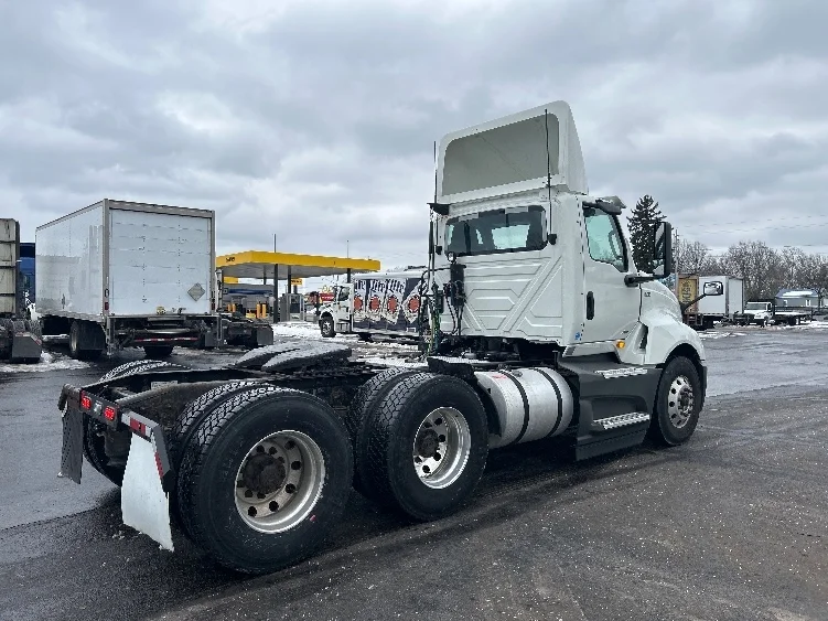 2020 International LT - image 7