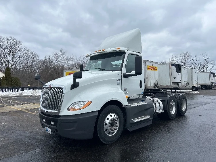 2020 International LT - image 3