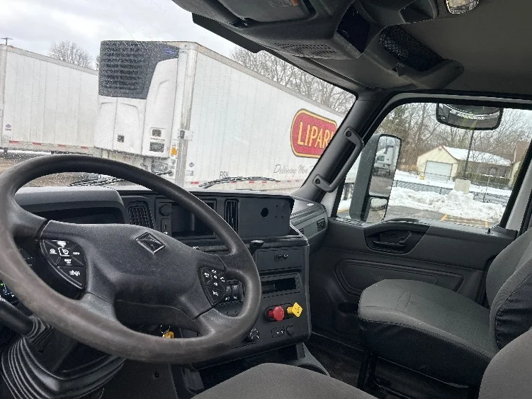 2020 International LT - image 10
