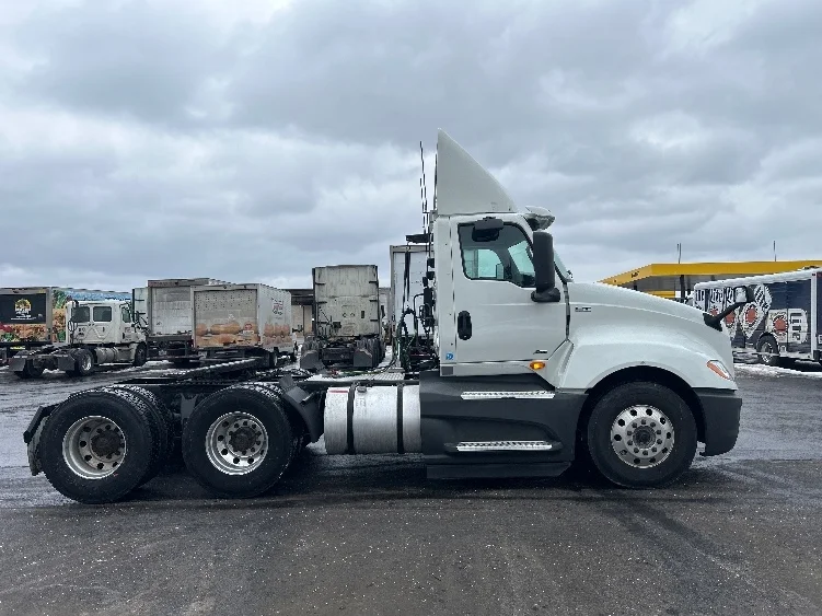 2020 International LT - image 8