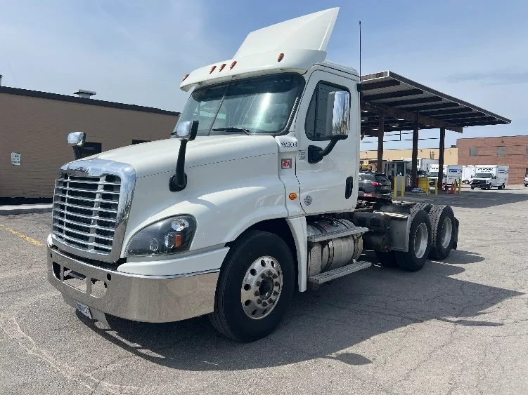 2018 Freightliner Cascadia - image 2