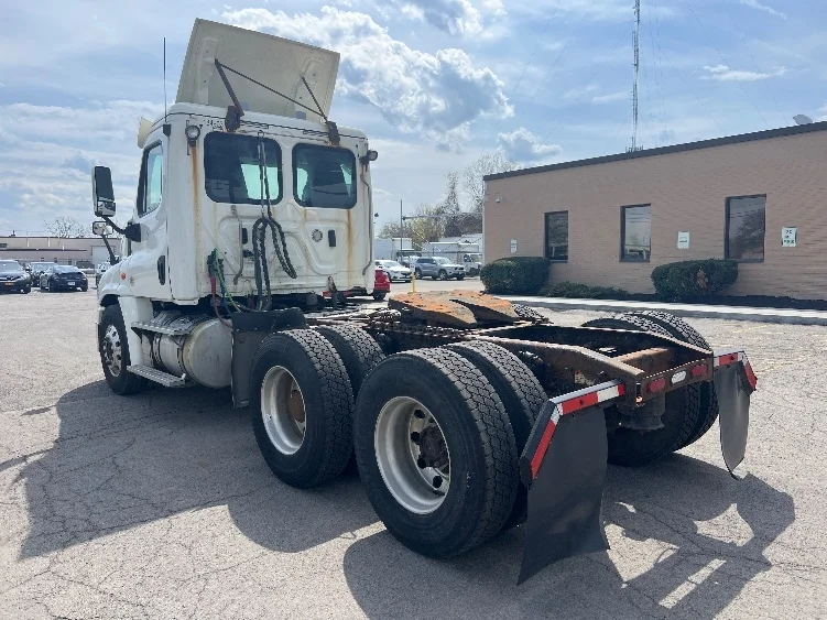 2018 Freightliner Cascadia - image 3