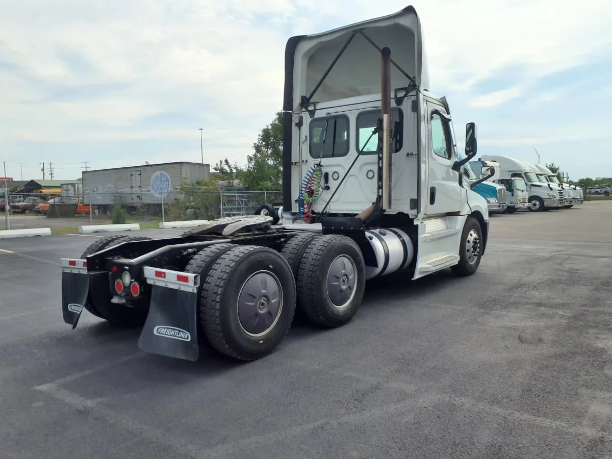 2022 Freightliner Cascadia in Clarksville, IN — photo 4