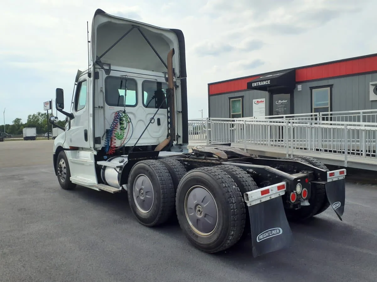 2022 Freightliner Cascadia in Clarksville, IN — photo 6