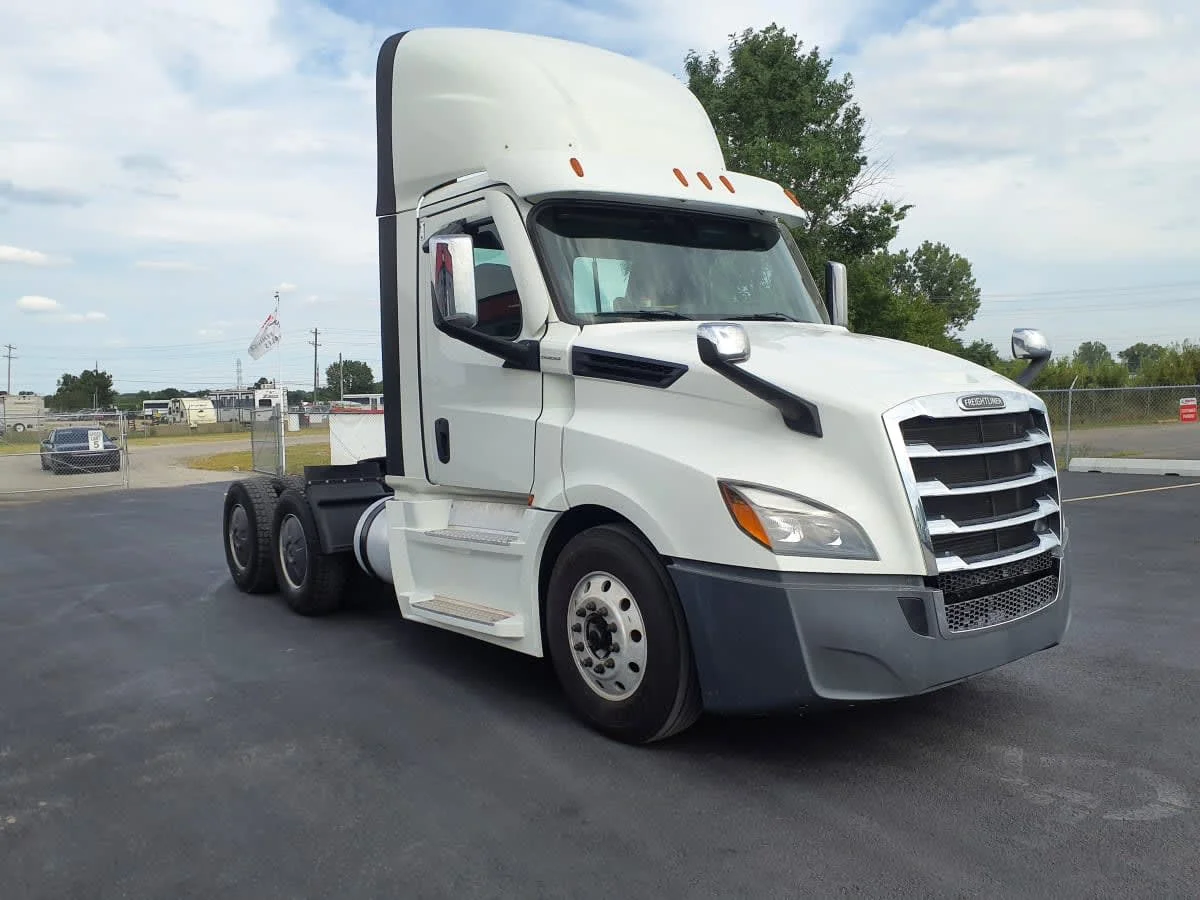 2022 Freightliner Cascadia in Clarksville, IN — photo 3
