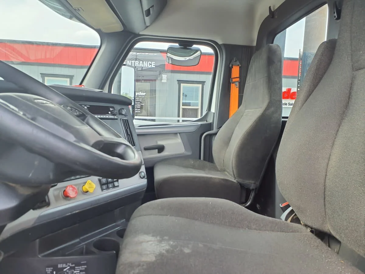 2022 Freightliner Cascadia in Clarksville, IN — photo 7