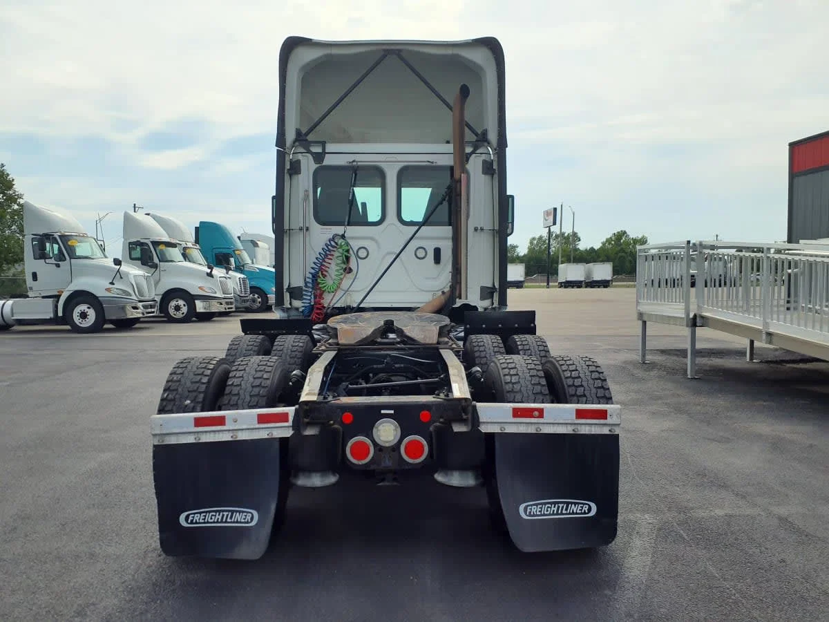 2022 Freightliner Cascadia in Clarksville, IN — photo 5