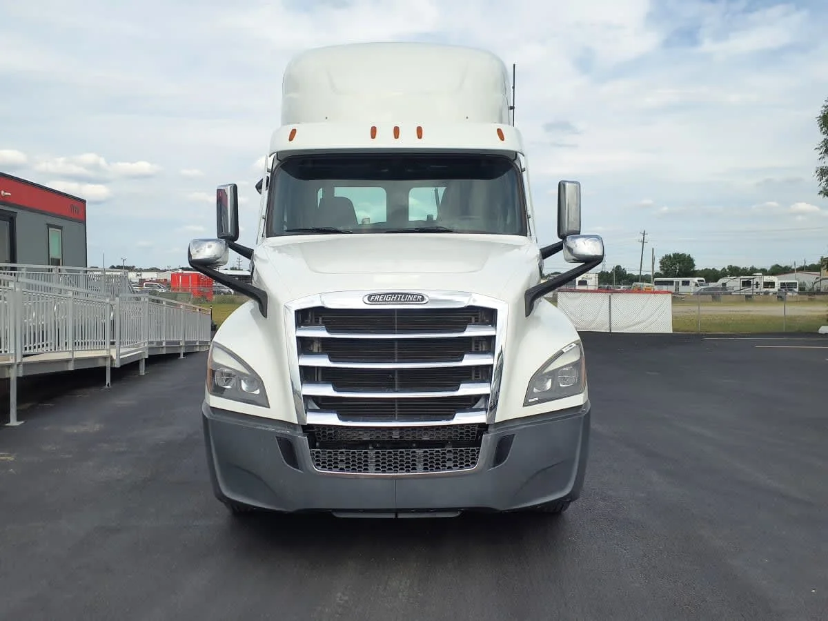 2022 Freightliner Cascadia in Clarksville, IN — photo 2