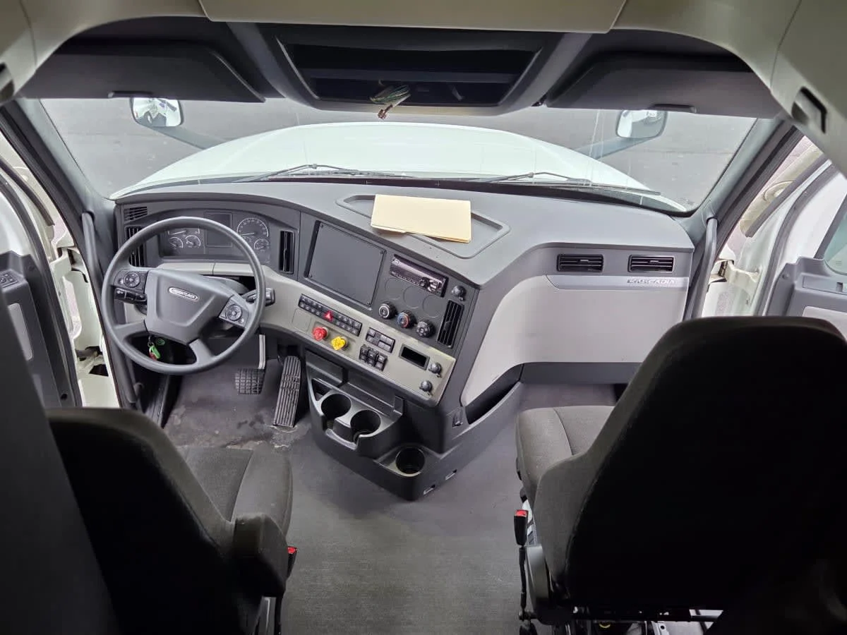 2021 Freightliner Cascadia - image 7