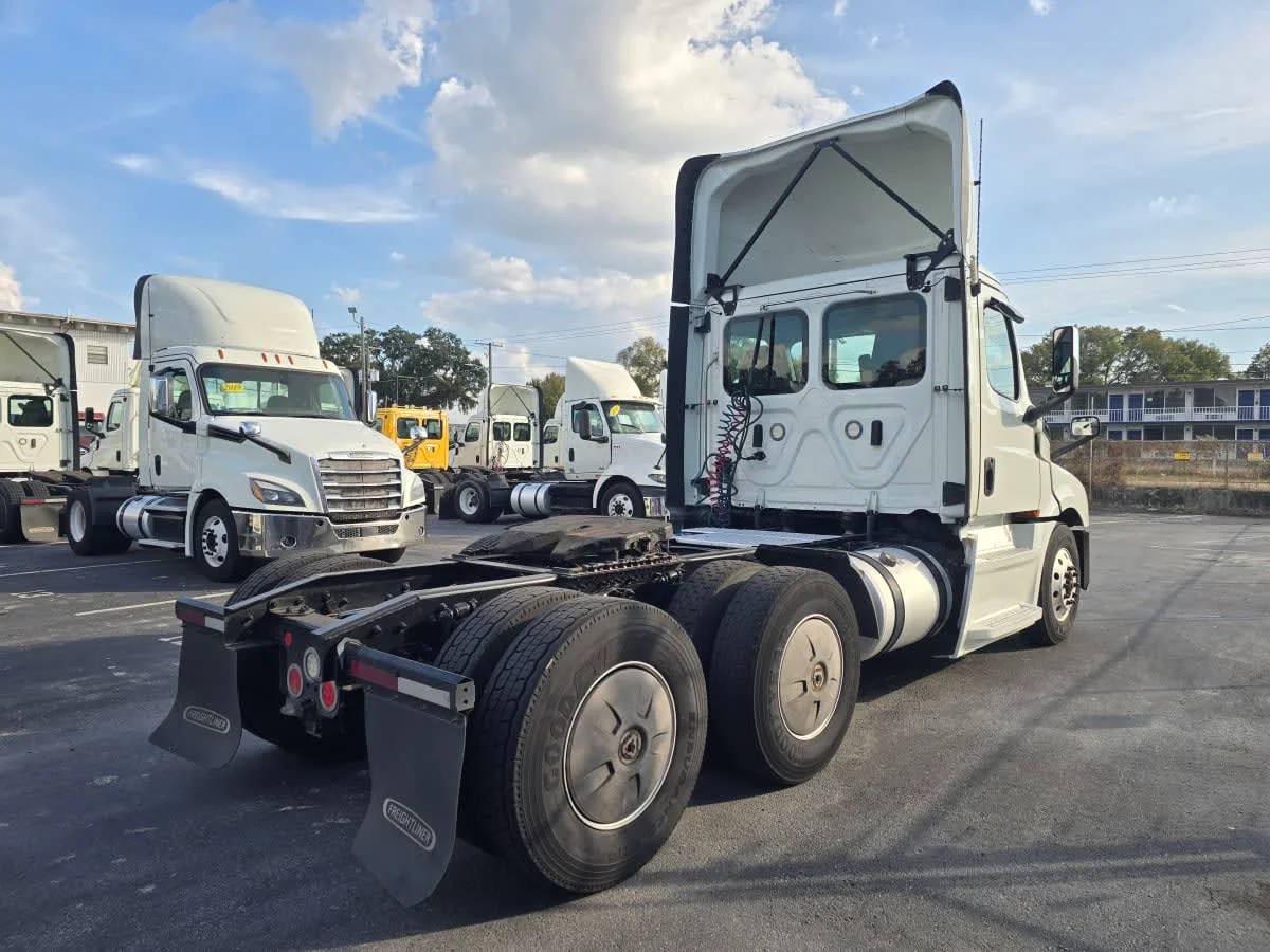2019 Freightliner Cascadia in Tampa, FL — photo 6