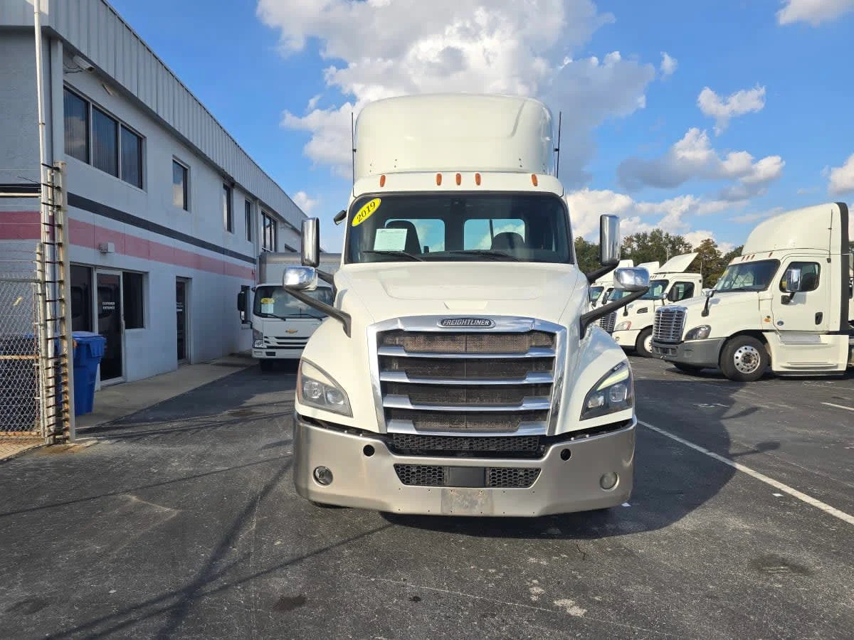 2019 Freightliner Cascadia in Tampa, FL — photo 2