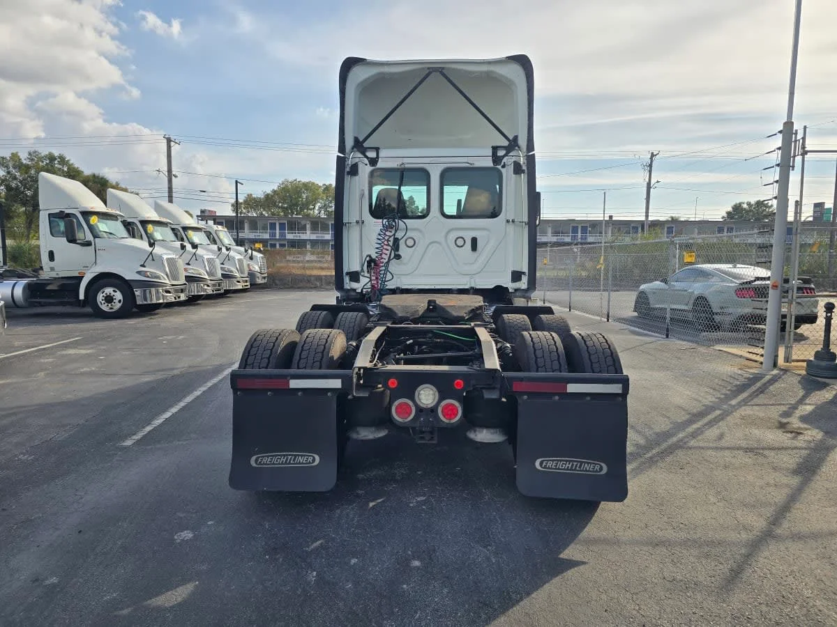 2019 Freightliner Cascadia in Tampa, FL — photo 5