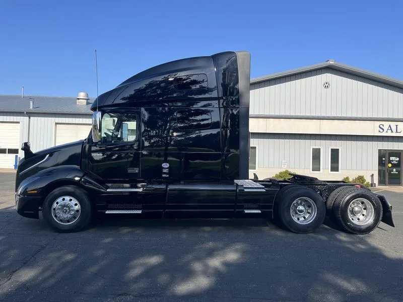 2020 Volvo VNL 760 - image 2
