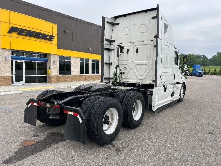 2022 Freightliner Cascadia in Orlando, FL — photo 7