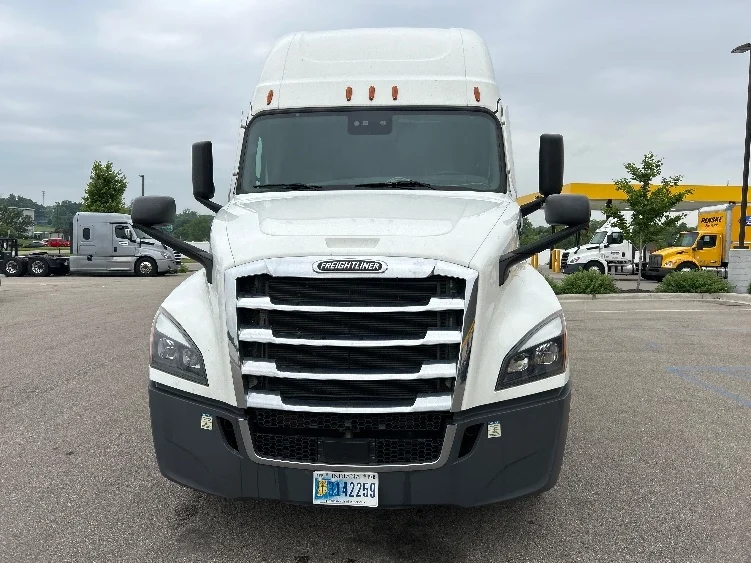2022 Freightliner Cascadia in Orlando, FL — photo 2