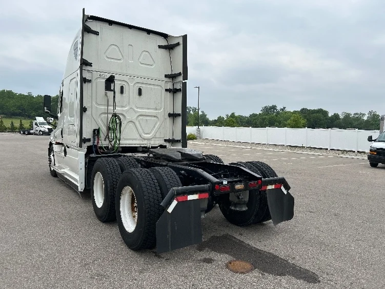 2022 Freightliner Cascadia in Melbourne, FL — photo 5