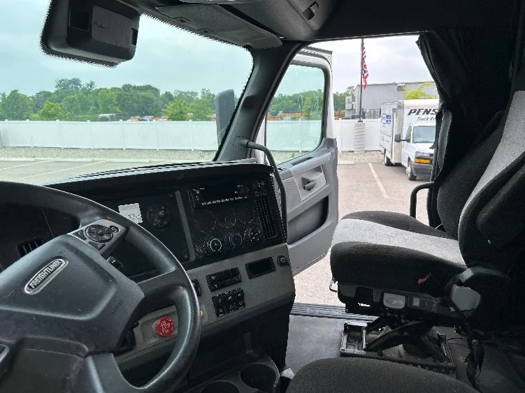 2022 Freightliner Cascadia in Melbourne, FL — photo 10
