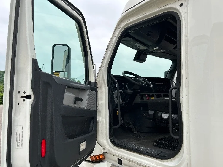 2022 Freightliner Cascadia in Melbourne, FL — photo 9