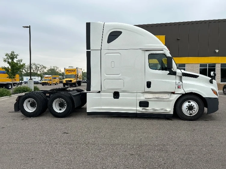 2022 Freightliner Cascadia in Melbourne, FL — photo 8