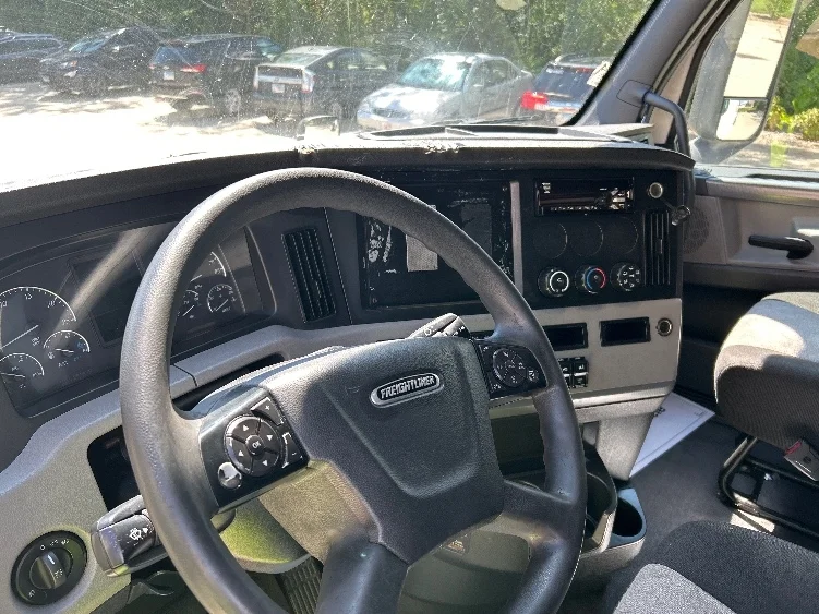 2020 Freightliner Cascadia - image 10