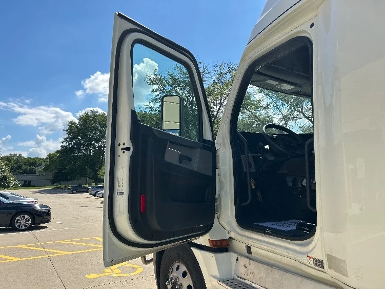 2020 Freightliner Cascadia - image 9