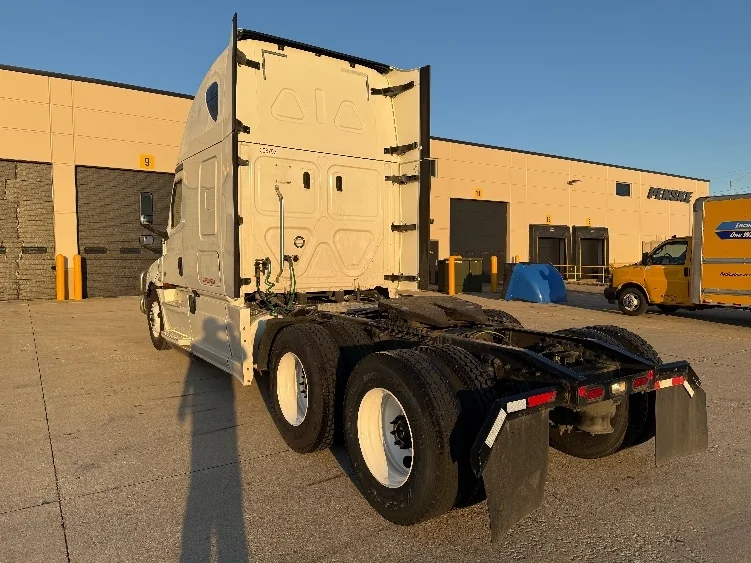 2020 Freightliner Cascadia - image 5