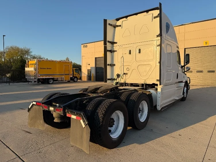 2020 Freightliner Cascadia - image 7