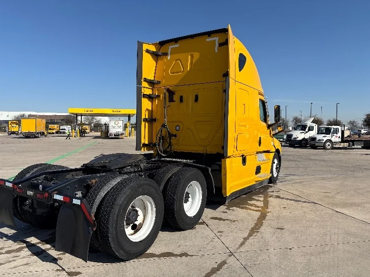 2022 Freightliner Cascadia in Dallas, TX — photo 7