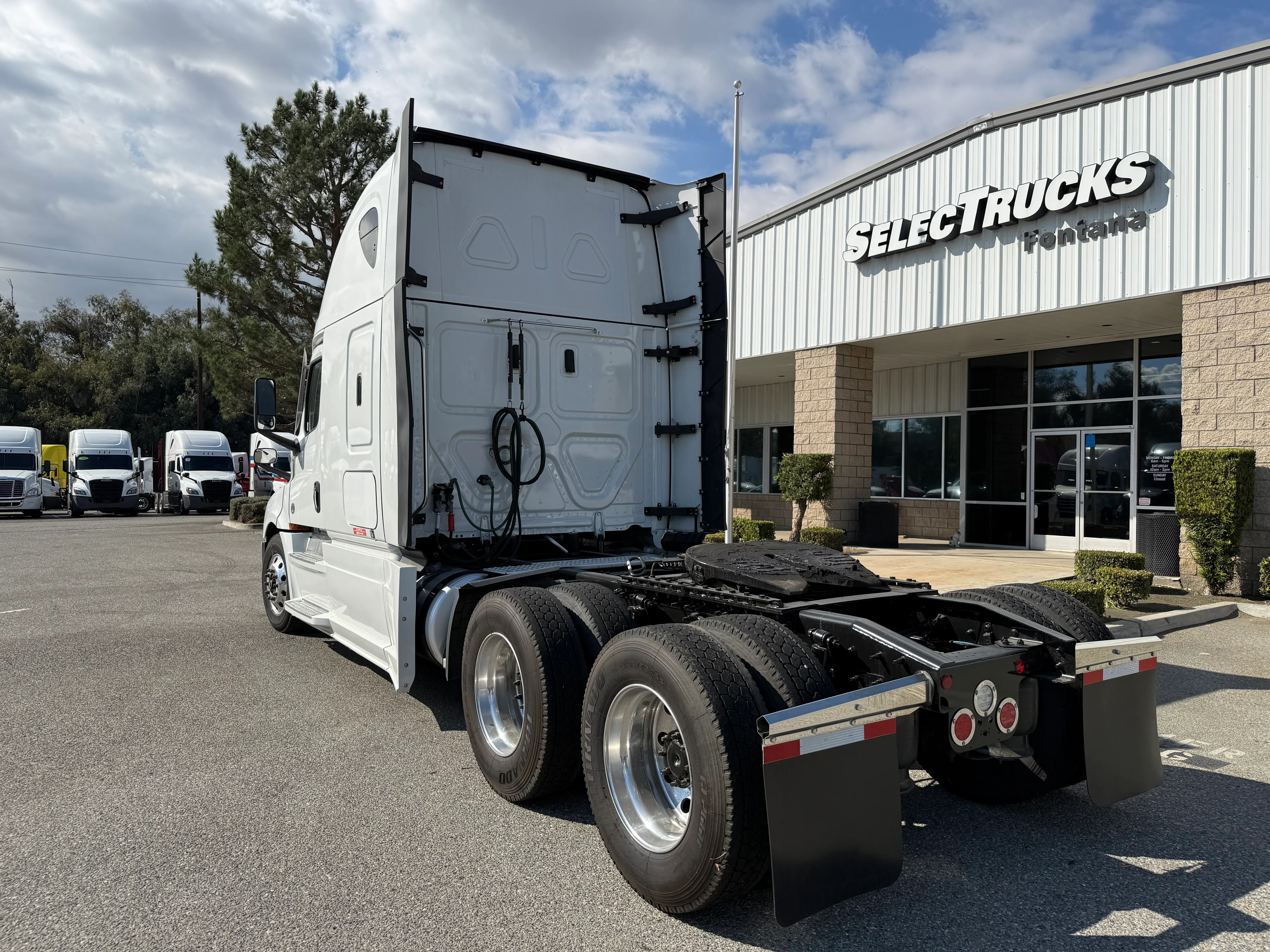 2023 Freightliner Cascadia in Selectrucks Fontana, CA — photo 4