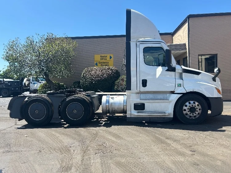 2023 Freightliner Cascadia in Wilkes Barre, PA — photo 8